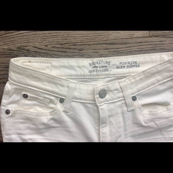 LEVI’S WHITE MID RISE SLIM CUFFED JEANS. Size 2 - Picture 3 of 8